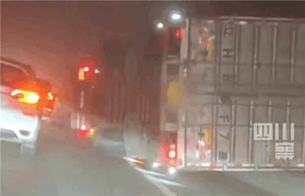 擔心的事情發生了 黃河大橋上一半掛貨車直接被大風吹翻