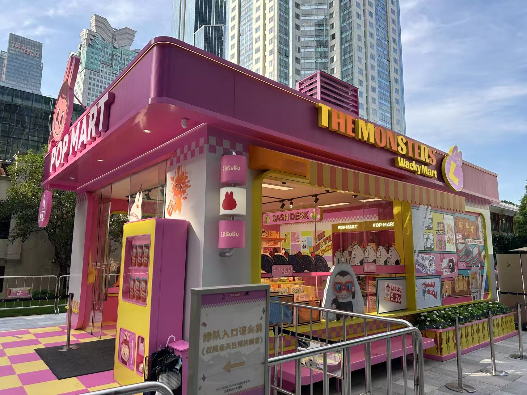 “流量密碼”LABUBU很忙：快閃店預約秒罄，聯名衛衣提前2個月官宣