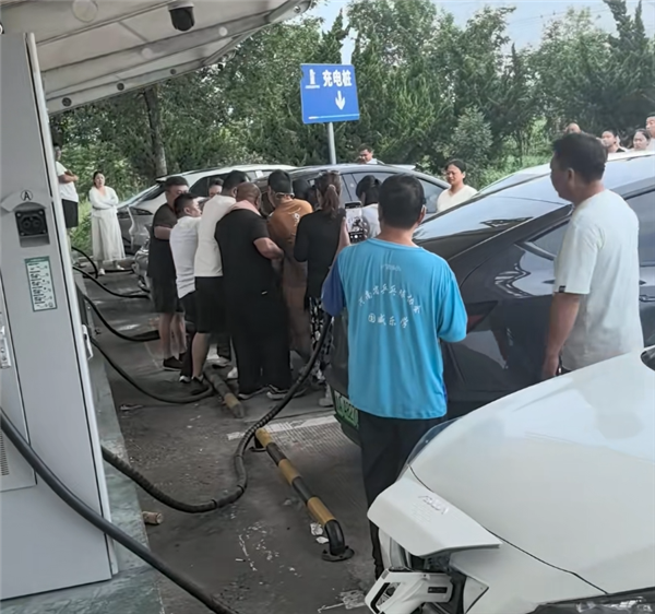 4個充電樁20多臺車排隊 高速服務區車主搶著充電槍都不松手